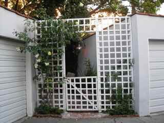 Shared patio - 112 N Edgemont St Unit 4