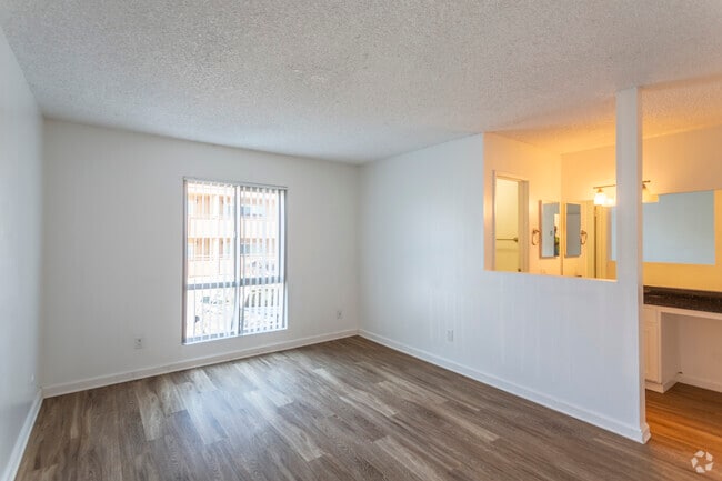 2 BR, 2 BA - 1045 SF