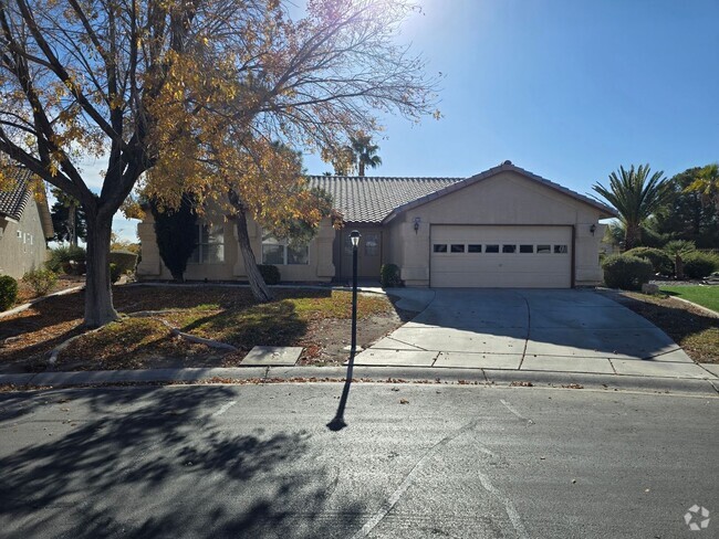 Building Photo - GUARD GATED SINGLE STORY HOME WITH FENCED ...