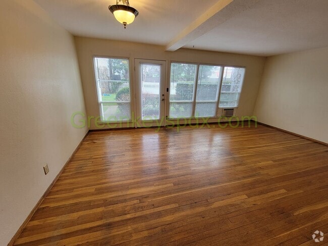 Building Photo - Large 2 Bedroom 1 Bath Unit off Broadway w... Rental