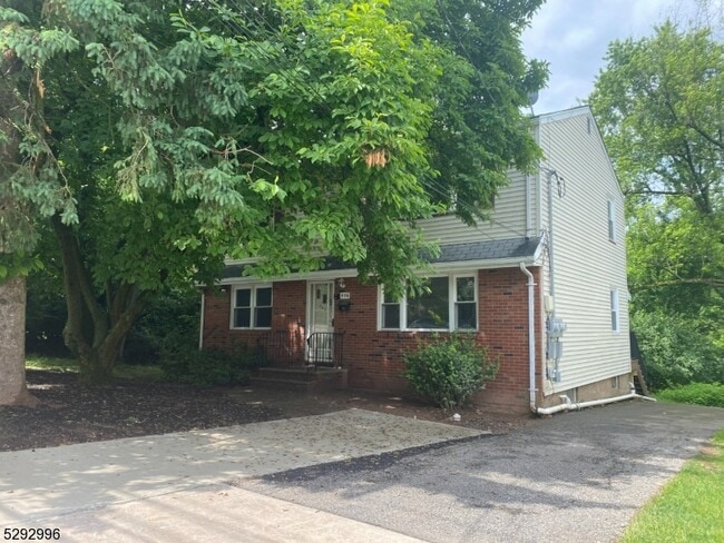 Building Photo - 536 Broughton Ave