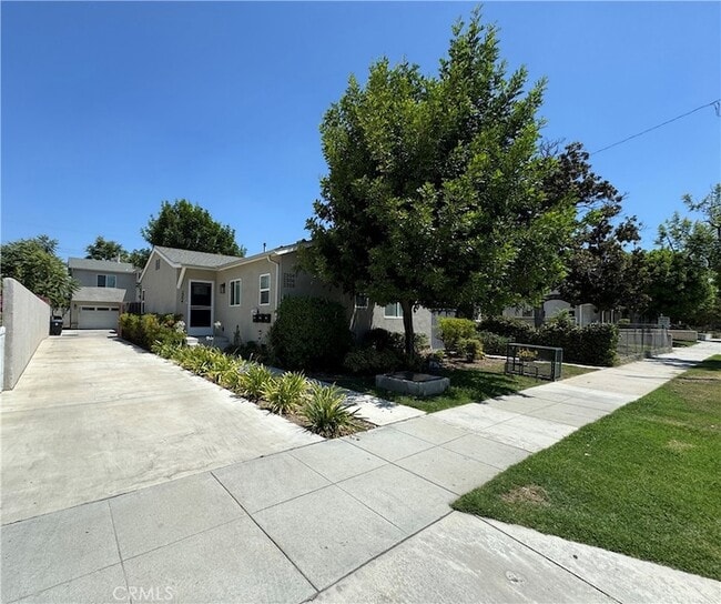 Building Photo - 2306 N Catalina St