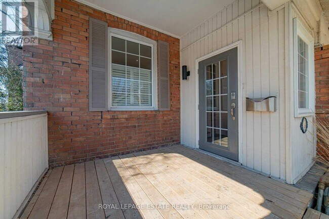 Photo - 568 Woodbine Ave