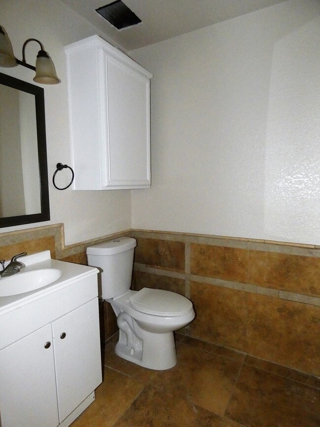 Photo - Townhouse Located Near School, Parks, Freeway Access!