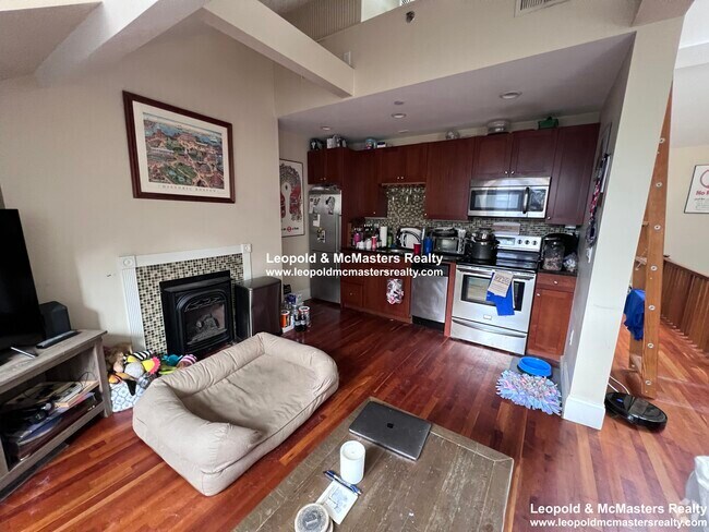 Building Photo - 30 Temple St Unit 4F Rental