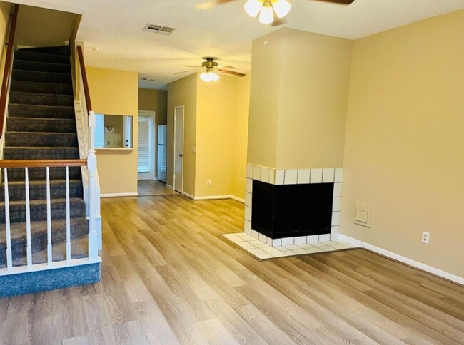 Cozy 2-Bedroom Townhouse in Sugar Land's G... - Cozy 2-Bedroom Townhouse in Sugar Land's G...