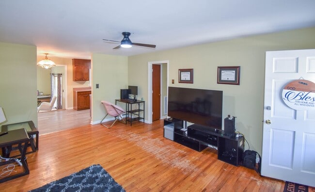 Photo - Accepting Applications: 3 Bedroom 1.5 Bathroom- Small Dogs Considered