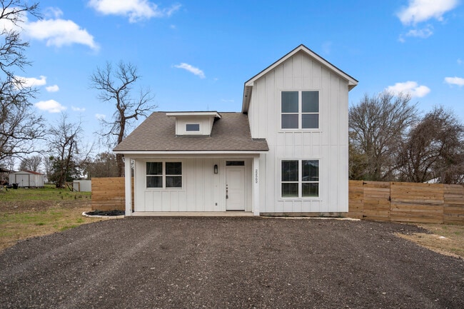 Photo - 22562 Buchanan St