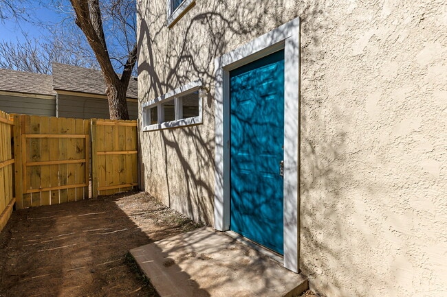 Photo - Spacious Backhouse Near Texas Tech, and Medical Centers!!