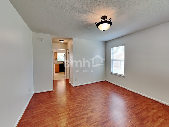 Photo - 8820 Cornwall St