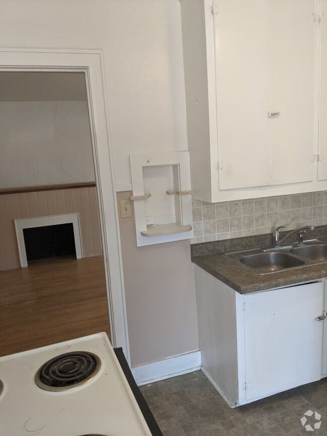 Building Photo - $1000 - 2 Bedroom 1 Bath Apartment - Less ... Unit APT 2