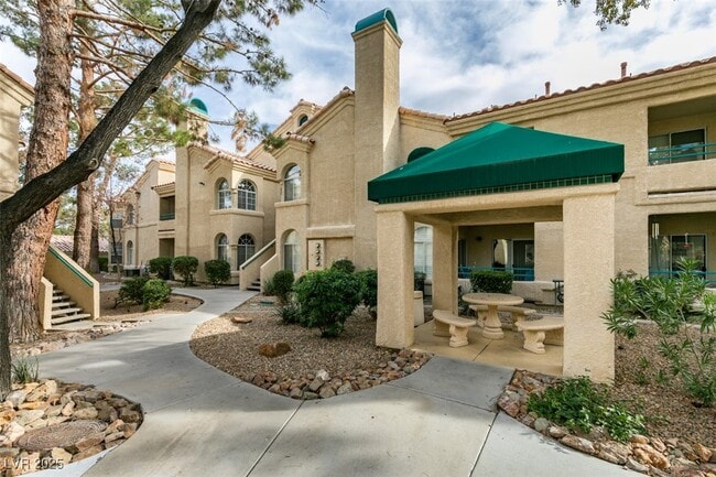 Photo - 2251 Wigwam Pkwy Unidad 926 Rental