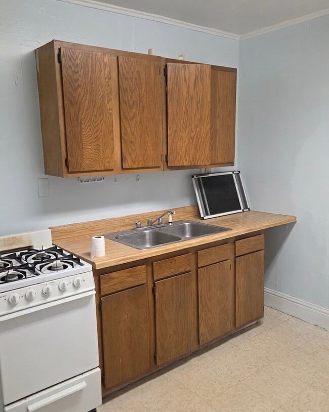 Photo - 97 Oak St Unit 1st floor front