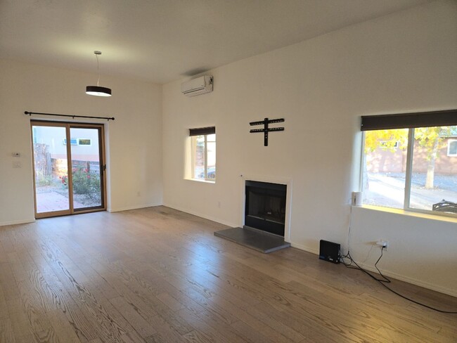 Photo - 2 Bedroom, 1 Bathroom Home! Schedule a Showing Soon!