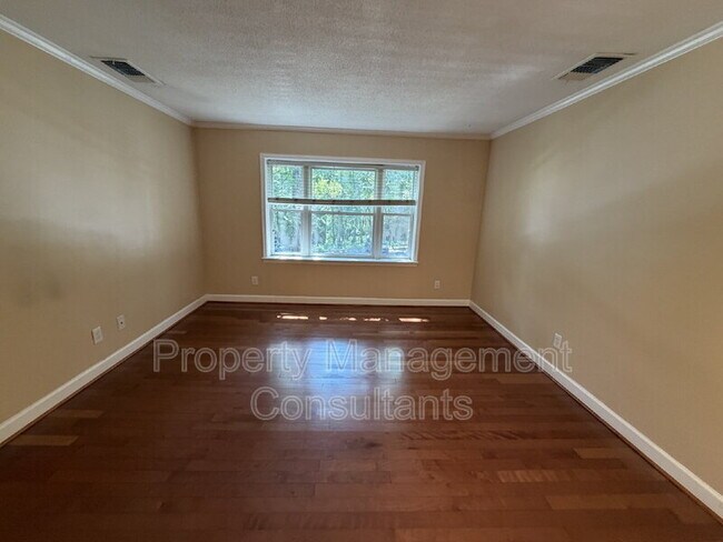 Photo - 2083 Woodlawn Dr SW