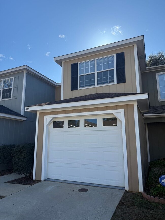 Building Photo - Available NOW- 113 Commons-Move in Special 1/2 off the first month rent with 12-month Lease