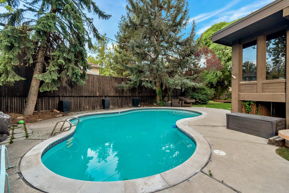PRIVATE POOL