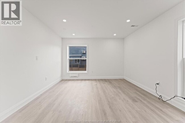 Photo - 702 Pierre Ave