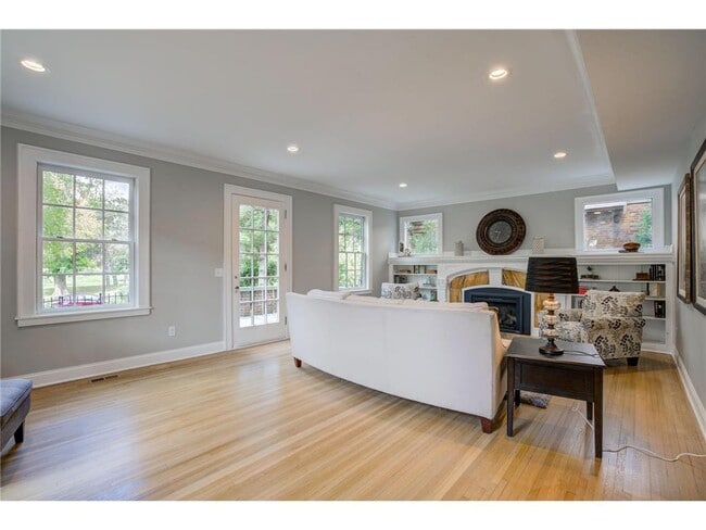 Photo - 2056 Summit Ave