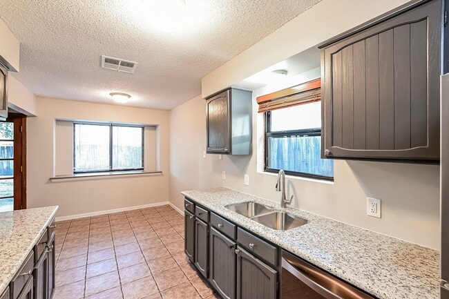 Photo - 6019 Coachgate Dr