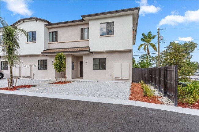 Photo - 400 SW 1st St