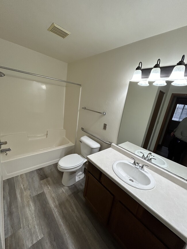 Photo - 220 Valley Road