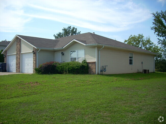 Building Photo - 1502 8th St Unit A Rental