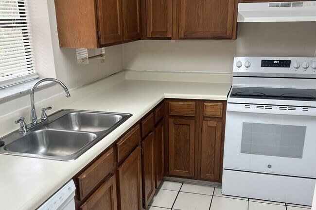 Photo - Charming 2BR/2.5BA End Unit Townhome with Fenced Backyard in Greenleaf – Pets Welcome!