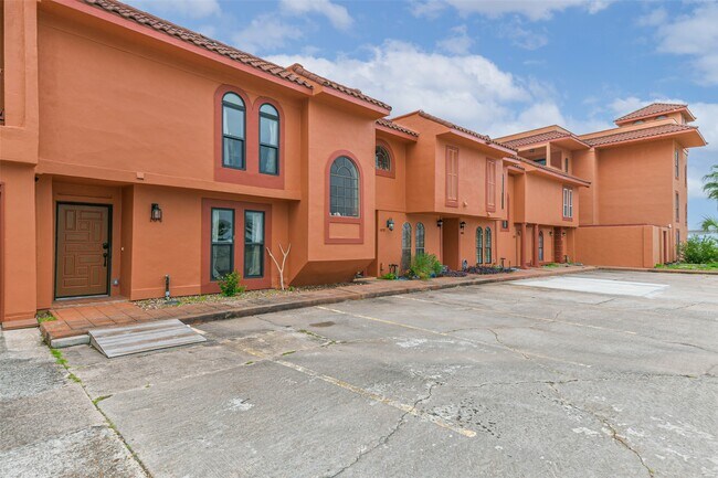 Building Photo - 411 Sailfish Unit 104