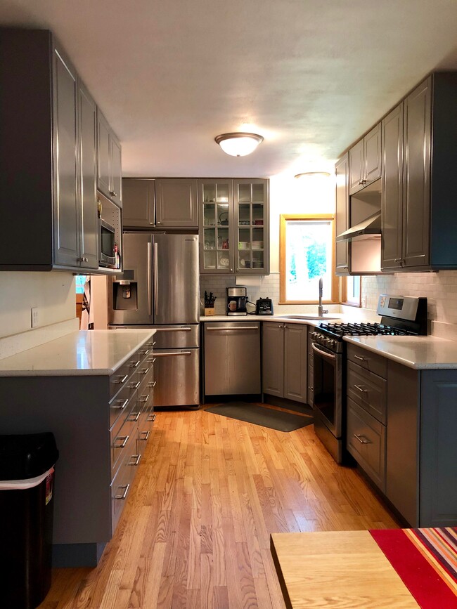 High end remodeled kitchen - 3240 Scott Ave N Casa