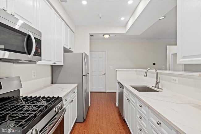 Building Photo - 5120 Donovan Dr Unit 308