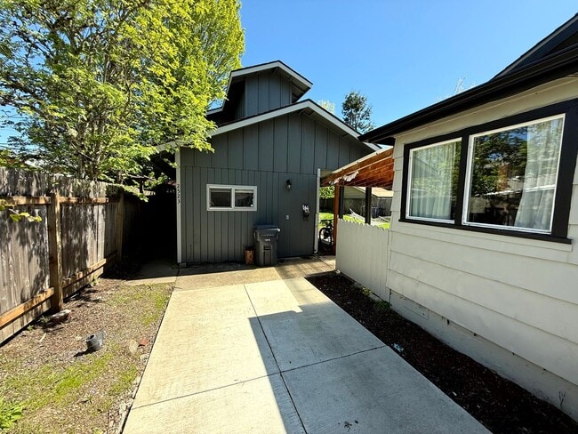 Building Photo - 4 Bedroom Duplex Close to U of O Campus