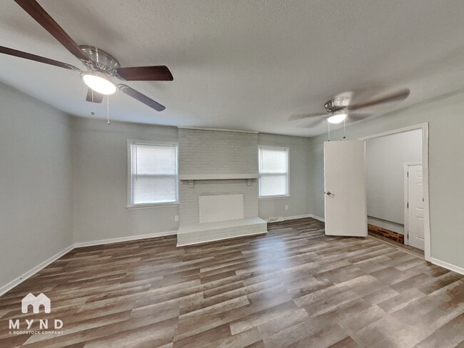 Photo - 547 Whitethorn Dr
