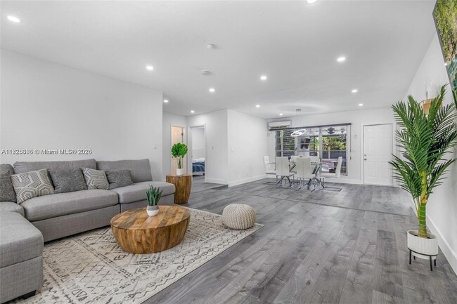 Photo - 2718 Adams St