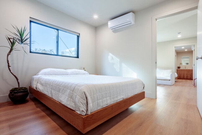 Photo - 6900 Willoughby Ave Unit 6902