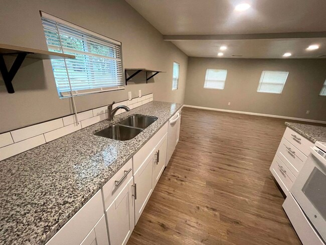 Photo - 723 Pecan Ln