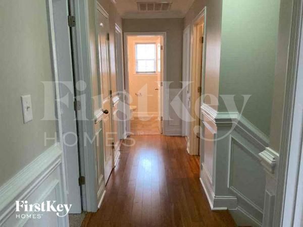 Photo - 5608 Falkland Lane