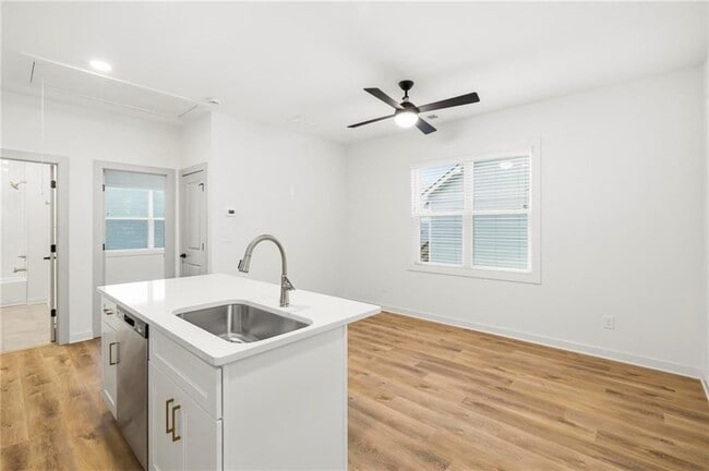 Photo - 122 Hilltop Dr SW