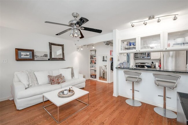 Building Photo - 1510 W 6th St Unit 107 Rental