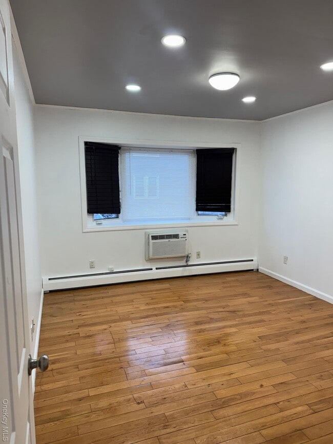 Photo - 47-25 208th St Unidad 1F