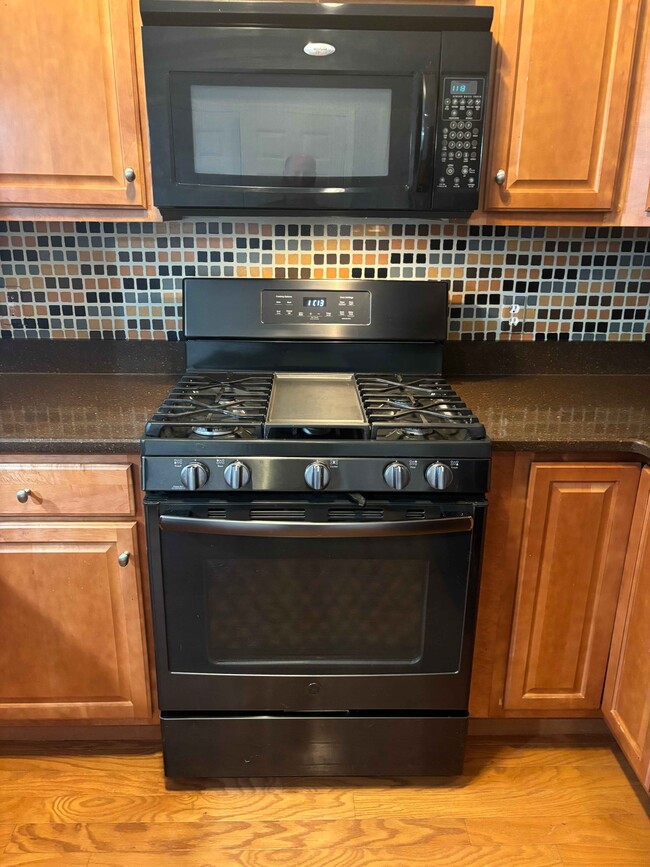 Range - 300 W Elm St Unit 2319