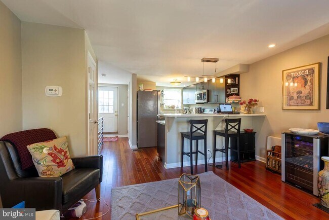 Photo - 1708 Catharine St Unit 2