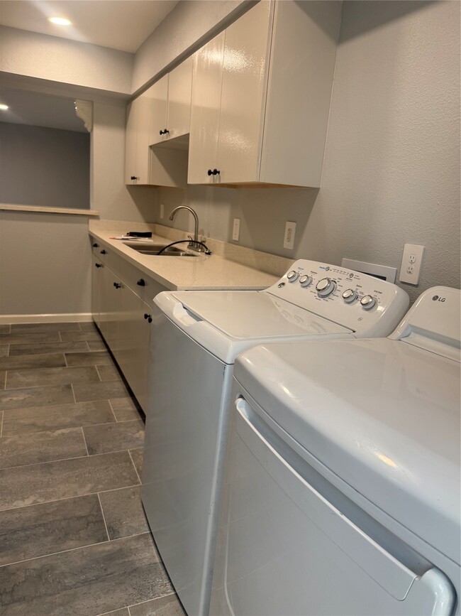 Building Photo - 7930 Grove Ridge Dr