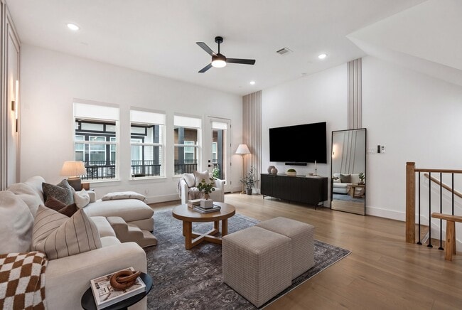 Photo - 857 Fisher St