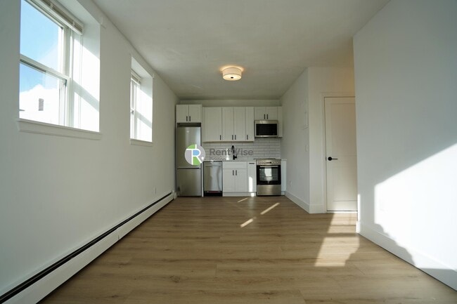 Building Photo - 740 E 7th St Unit 20