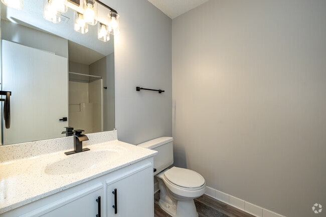 2BR, 2BA - 977SF - Primary Bathroom