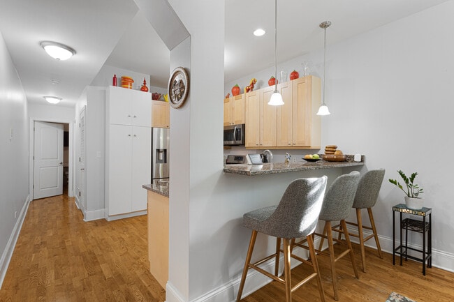 Photo - 7407 N Hoyne Ave