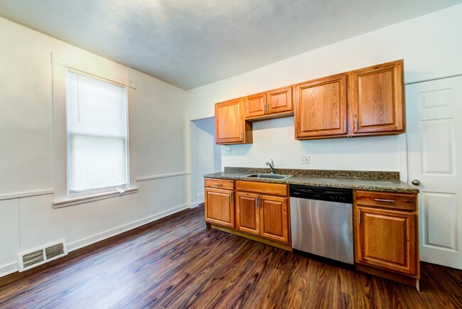 AVAILABLE JUNE- Updated 2 Bedroom With Tal... - AVAILABLE JUNE- Updated 2 Bedroom With Tal... House