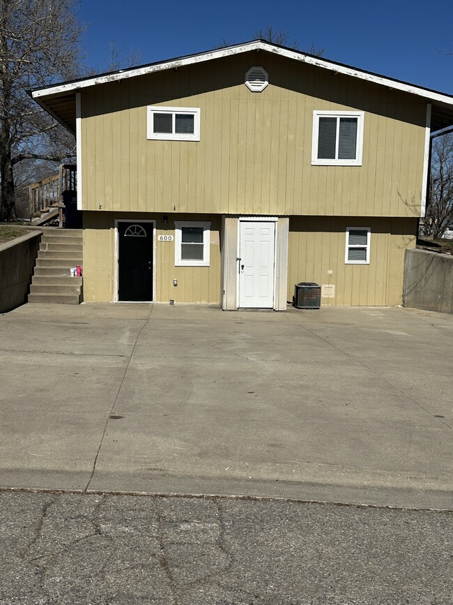 Building Photo - 600a Sara St