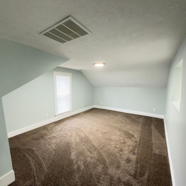 Photo - 439 More St NE